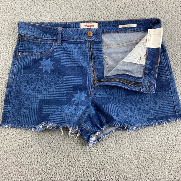 Wrangler Women's Mid-Rise Vintage Cutoff Quilted Star Shorts   |  Size:  12 - Picture 3 of 14